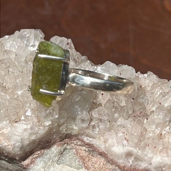 NATURAL PERIDOT 925 STERLING SILVER RING, SIZE 6 - Picture 2 of 7